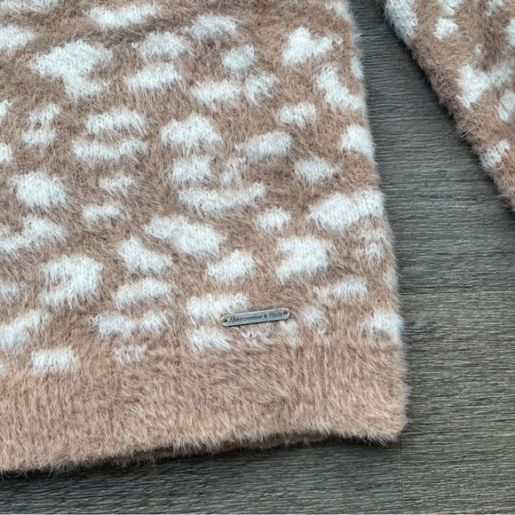 Abercrombie Soft AF leopard print fuzzy sweater - Picture 5 of 7